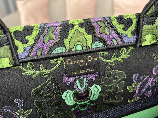 Túi cỡ lớn thêu Dior Maria Grazia Chiuri Booktote