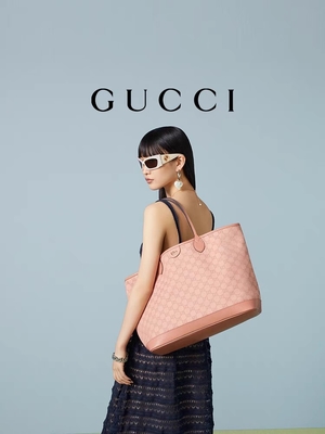 Túi đeo vai cỡ trung Gucci Ophidia GG bằng vải màu hồng dành cho đi công tác