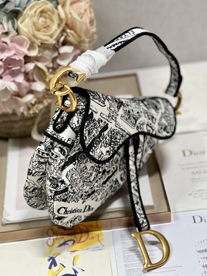 Túi đeo chéo Dior Saddle chắp vá cho nữ 25cm có 3 ngăn bên trong