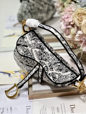 Túi đeo chéo Dior Saddle chắp vá cho nữ 25cm có 3 ngăn bên trong