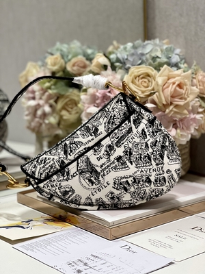 Túi đeo chéo Dior Saddle chắp vá cho nữ 25cm có 3 ngăn bên trong