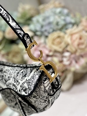 Túi đeo chéo Dior Saddle chắp vá cho nữ 25cm có 3 ngăn bên trong