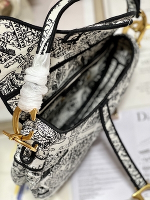 Túi đeo chéo Dior Saddle chắp vá cho nữ 25cm có 3 ngăn bên trong