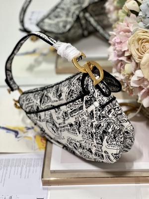 Túi đeo chéo Dior Saddle chắp vá cho nữ 25cm có 3 ngăn bên trong