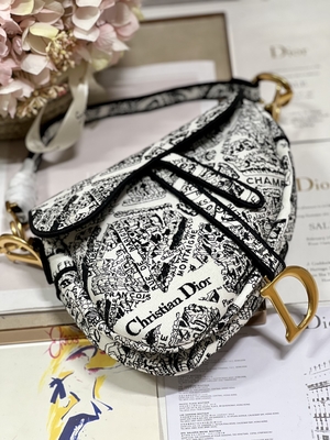 Túi đeo chéo Dior Saddle chắp vá cho nữ 25cm có 3 ngăn bên trong