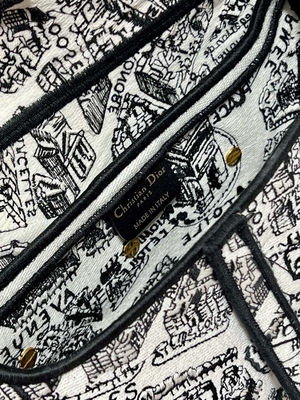 Túi đeo chéo Dior Saddle chắp vá cho nữ 25cm có 3 ngăn bên trong