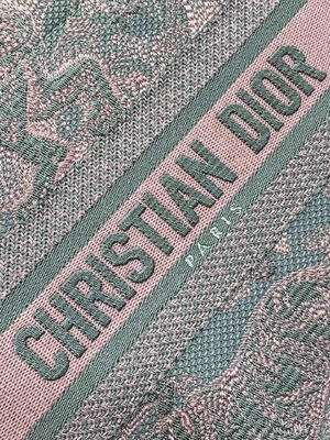 Cuốn sách nhỏ Christian Dior Booktote màu hồng và xám thêu Toile De Jouy Sauvage