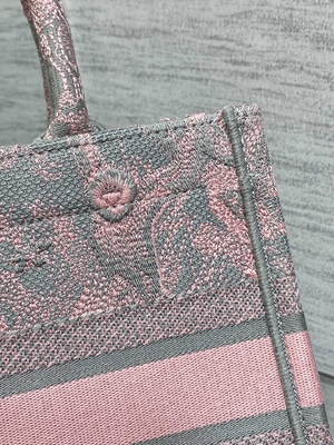 Cuốn sách nhỏ Christian Dior Booktote màu hồng và xám thêu Toile De Jouy Sauvage