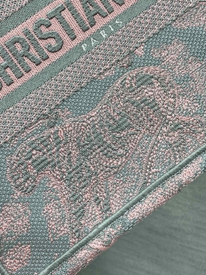 Cuốn sách nhỏ Christian Dior Booktote màu hồng và xám thêu Toile De Jouy Sauvage