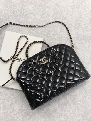 Túi mua sắm da bê bằng sáng chế nhỏ của Chanel với phong cách quý cô cổ điển