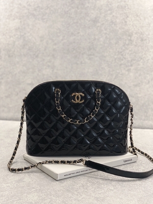Túi mua sắm da bê bằng sáng chế nhỏ của Chanel với phong cách quý cô cổ điển