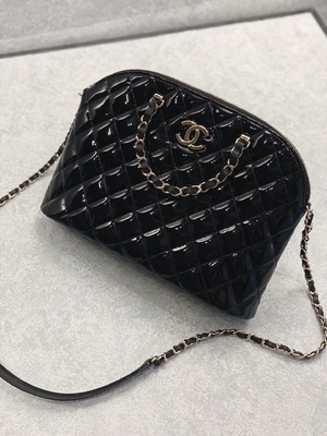 Túi mua sắm da bê bằng sáng chế nhỏ của Chanel với phong cách quý cô cổ điển