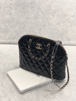 Túi mua sắm da bê bằng sáng chế nhỏ của Chanel với phong cách quý cô cổ điển