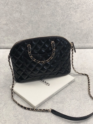 Túi mua sắm da bê bằng sáng chế nhỏ của Chanel với phong cách quý cô cổ điển