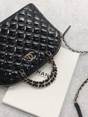 Túi mua sắm da bê bằng sáng chế nhỏ của Chanel với phong cách quý cô cổ điển
