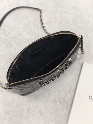 Túi mua sắm da bê bằng sáng chế nhỏ của Chanel với phong cách quý cô cổ điển
