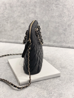 Túi mua sắm da bê bằng sáng chế nhỏ của Chanel với phong cách quý cô cổ điển