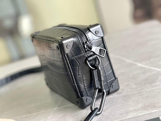 Da cá sấu màu đen mờ Louis Vuitton LV Soft Trunk Mini Small Patent Leather
