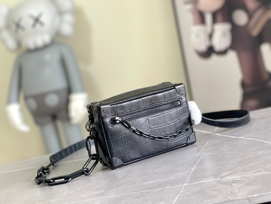 Da cá sấu màu đen mờ Louis Vuitton LV Soft Trunk Mini Small Patent Leather