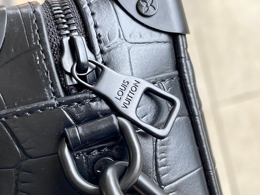Da cá sấu màu đen mờ Louis Vuitton LV Soft Trunk Mini Small Patent Leather