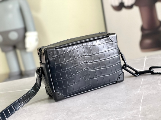 Da cá sấu màu đen mờ Louis Vuitton LV Soft Trunk Mini Small Patent Leather