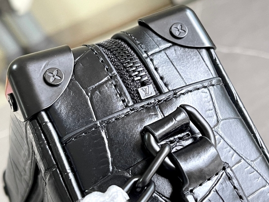 Da cá sấu màu đen mờ Louis Vuitton LV Soft Trunk Mini Small Patent Leather