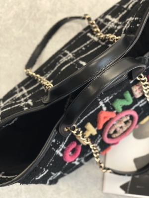Chanel 2022 Túi hàng hiệu tùy chỉnh của Sotheby Túi đi biển Tweed FW Rainbow Tote