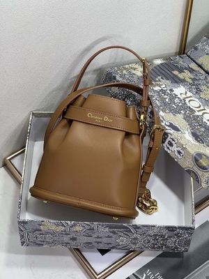 Túi C'est Dior dập nổi CD Saddle vàng Túi thể thao Christian Dior Da bê